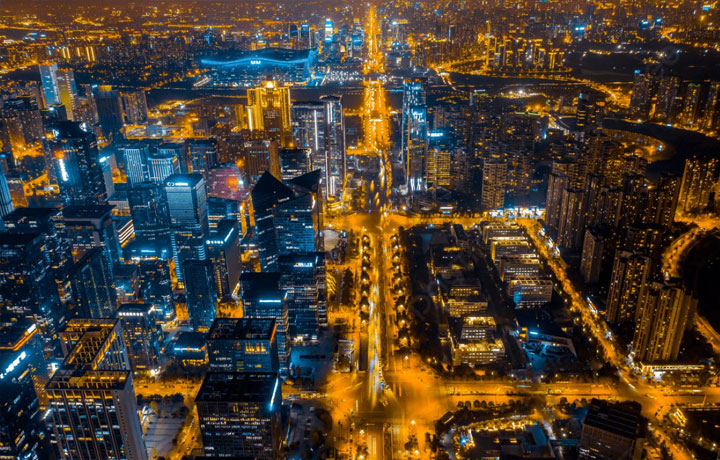 TRUNG TÂM THÀNH PHỐ THÀNH ĐÔ VỀ ĐÊM: LIGHT SHOW, PHỐ MUA SẮM VÀ QUÁN BAR SANG XỊN MỊN