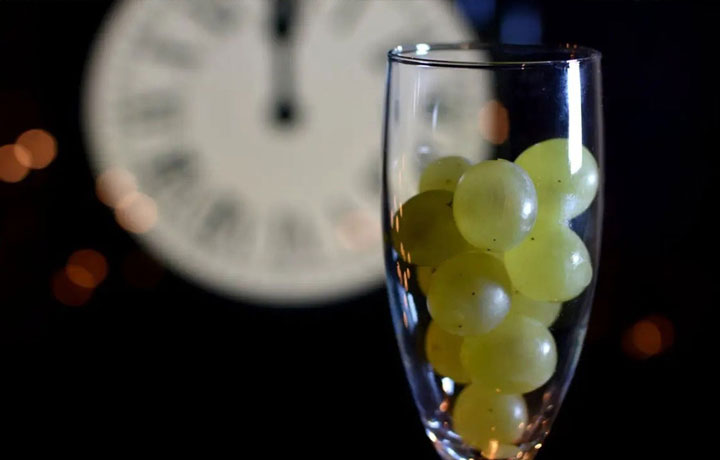 TÂY BAN NHA - ĂN 12 TRÁI NHO TRONG 12 HỒI CHUÔNG: NGHI THỨC ĐÓN NĂM MỚI ĐỘC ĐÁO NHẤT CHÂU ÂU