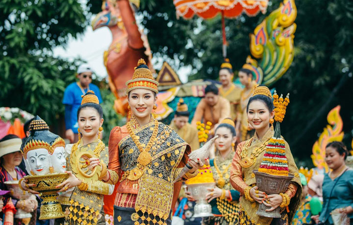 KHÁM PHÁ BUN PI MAI: VÌ SAO NGƯỜI LÀO ĐÓN NĂM MỚI BẰNG NƯỚC, HOA VÀ NỤ CƯỜI – LỄ HỘI CỦA SỰ THANH LỌC VÀ AN LÀNH?