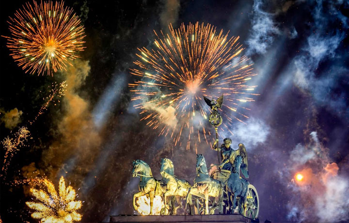 ĐỨC – CỔNG BRANDENBURG BIẾN THÀNH SÂN KHẤU COUNTDOWN KHỔNG LỒ TẾT 2026