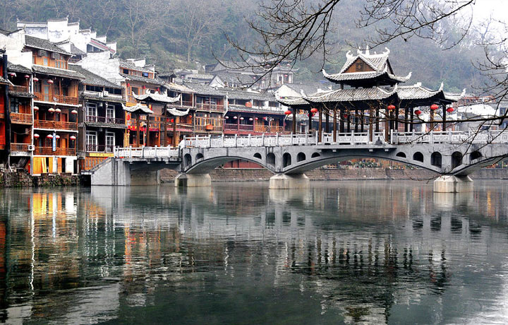 PHƯỢNG HOÀNG CỔ TRẤN – THỊ TRẤN BÊN DÒNG ĐÀ GIANG LÃNG MẠN GIỮA MÙA ĐÔNG TUYẾT TRẮNG