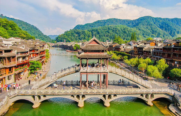 TRƯƠNG GIA GIỚI – PHƯỢNG HOÀNG CỔ TRẤN: HÀNH TRÌNH VỀ CHỐN CỔ TÍCH GIỮA LÒNG TRUNG HOA