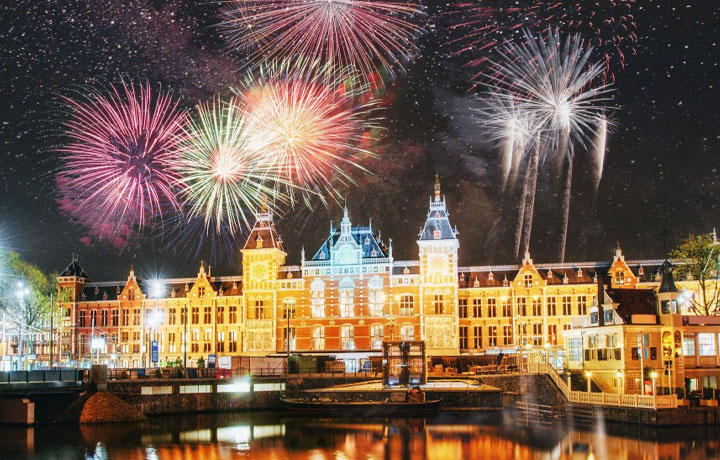 HÀ LAN - AMSTERDAM SÁNG RỰC TIẾNG PHÁO HÓA TRÊN CÁC CÂY CẦU