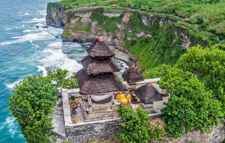 ULUWATU – ĐỀN BIỂN TRÊN VÁCH ĐÁ TUYỆT ĐẸP BALI