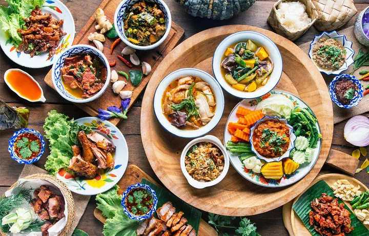 ẨM THỰC THÁI LAN – HÀNH TRÌNH KHÁM PHÁ VỊ CAY NỒNG QUYẾN RŨ CỦA XỨ CHÙA VÀNG
