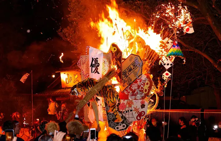 LỄ HỘI LỬA OMIHACHIMAN SAGICHO – NGỌN LỬA TIỄN ĐÔNG, ĐÓN XUÂN ĐẬM CHẤT NHẬT BẢN