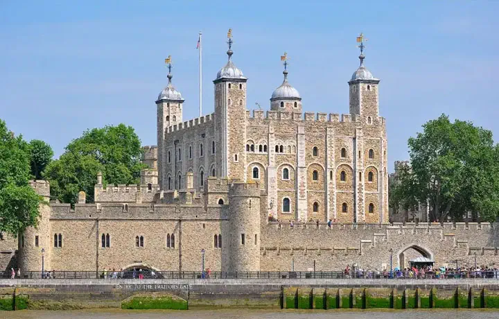 KHÁM PHÁ THÁP LONDON – BIỂU TƯỢNG LỊCH SỬ VÀ KIẾN TRÚC QUAN TRỌNG CỦA ANH