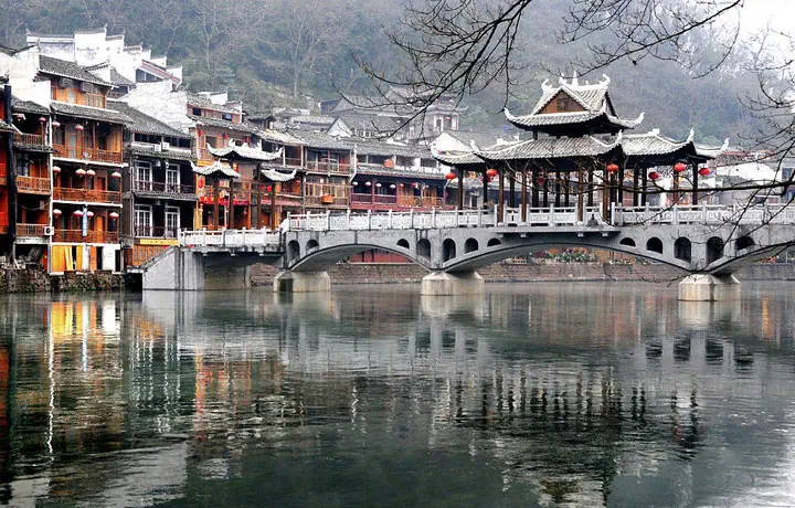 PHƯỢNG HOÀNG CỔ TRẤN – THỊ TRẤN BÊN DÒNG ĐÀ GIANG LÃNG MẠN GIỮA MÙA ĐÔNG TUYẾT TRẮNG