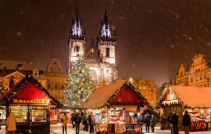 CZECH – PRAGUE CHÀO NĂM MỚI BÊN CẦU CHARLES VÀ PHÁO HOA SÔNG VLTAVA